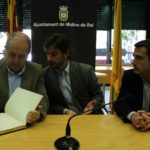 Felip Puig va signar el llibre d'honor de l'Ajuntament a la sala de plens // David Guerrero