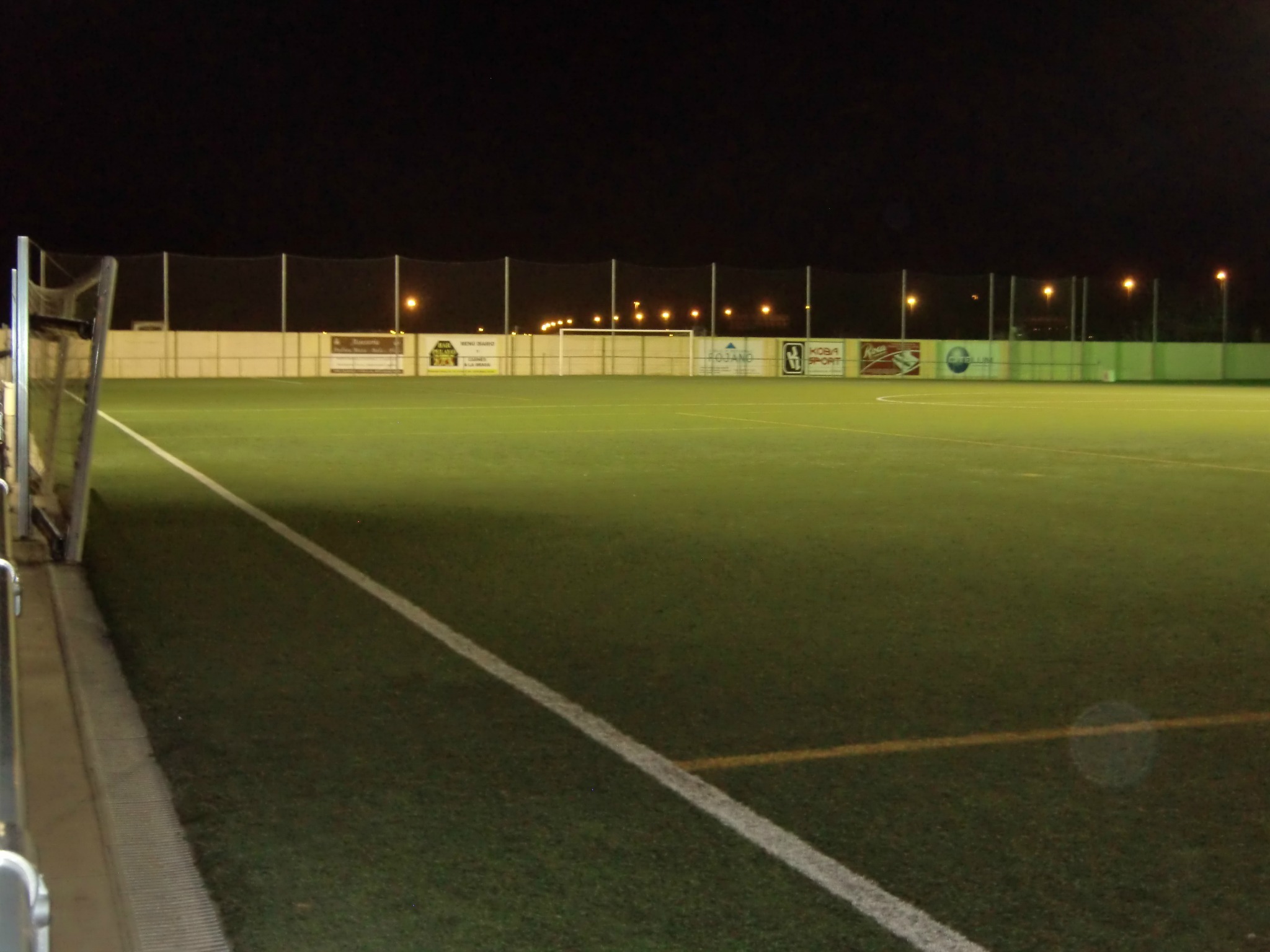 El Municipal Ricard Ginebreda abans de reparar il·luminat del camp // Adrià Casaín