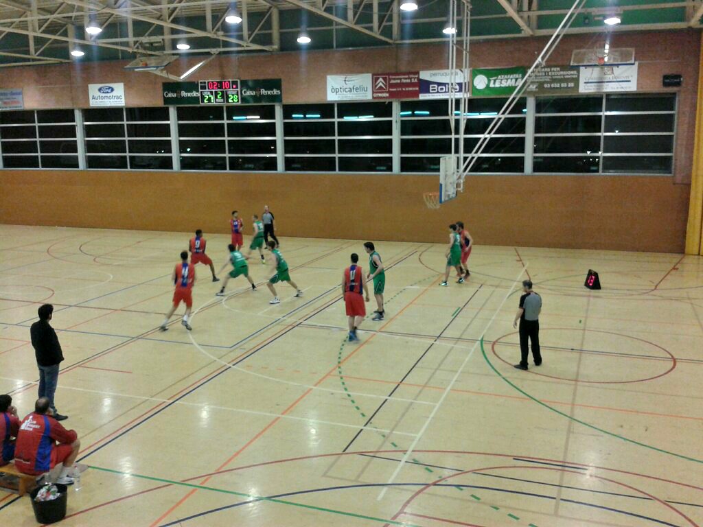 CE Molins de Rei - CB Gavà 2013 El CE Molins de Rei es va mostrar molt actiu en defensa tot el partit // Adrià Casaín