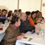 Els diferents participants provaven els vins sel·leccionats // Elisenda Colell