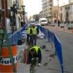 La brigada d'obres ha actuat al pas de vianants de la plaça de la Vila amb Pere Calders // Ajuntament de Molins de Rei