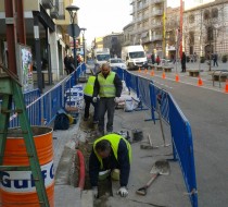 La brigada d'obres ha actuat al pas de vianants de la plaça de la Vila amb Pere Calders // Ajuntament de Molins de Rei