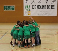 El CE Molins de Rei celebrant l'ascens segons després de la victòria // Marta Pedrola