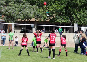Gairebé 200 joves gaudeixen del volei sobre la gespa del parc de la Mariona