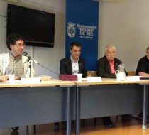 Oriol Izquierdo (primer per l'esquerra) i Toni Moreno (primer per la dreta) van acompanyar a Francesc Garriga (segon per la dreta) durant la presentació del llibre // J.R.