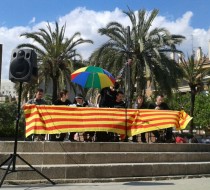 A Forcades l'acompanyaven representants de partits polítics i moviments socials // Adrià Casaín