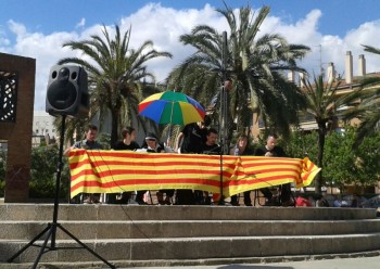 A Forcades l'acompanyaven representants de partits polítics i moviments socials // Adrià Casaín