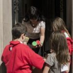 Els infants, joves i monitors del Cau, l'esplai Agrupa, l'esplai MIb i l'espai SPAI van recaptaven aliments insistint porta a porta. // Ajuntament de Molins de Reii