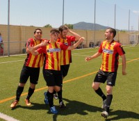 Àlex Agudo rep les felicitacions dels companys després d'un dels gols // Adrià Casaín