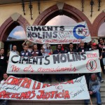 Una de les manifestacions de Ciments Molins va finalitzar a l'Ajuntament de Sant Vicenç // Jose Polo