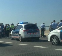 Un gran nombre d'efectius policials ha actuat per realitzar la detenció dels joves // Marc Sellarès (@SellaresMarc)