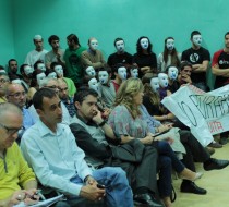 El col·lectiu Molins en Lluita va omplir la sala de plens // Roger Tuset