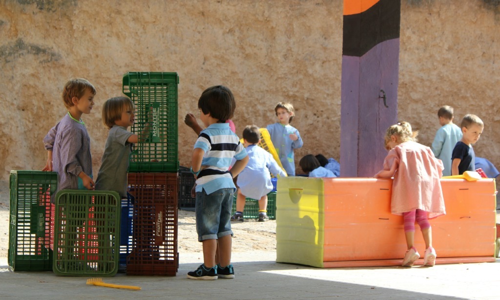 nens jugant primer dia escola castell ciuro