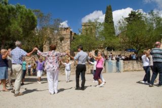 L'alcalde i diversos molinencs ballant sardanes a Santa Creu d'Olorda // Ajuntament de Molins de Rei
