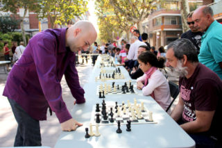 El mestre Marc Narciso ha competit amb una trentena de jugadors de les simultànies d'escacs // Jordi Julià