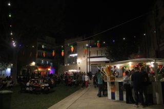 Un xiringuito, taules i "Food Trucks" conformen la Terrasseta del Pati de Festa Major // Jordi Julià