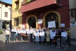 Una quarantena de membres de la PARM i les associacions de veïns es van concentrar davant l'ajuntament // Jordi Julià